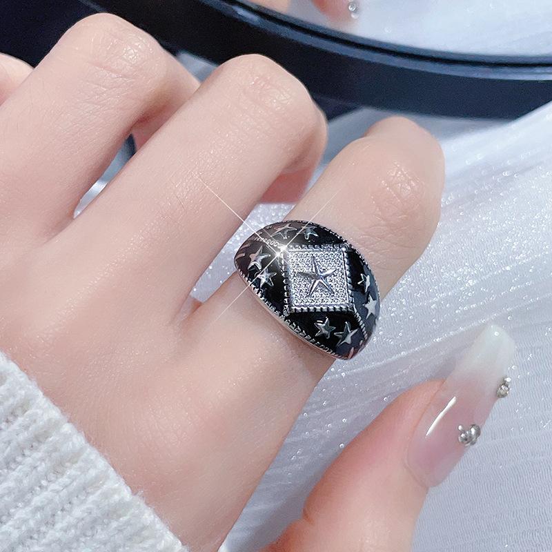 Retro Drip Oil Ring Men Women Star Opening Adjustable Wide Band Ring Y2K Cool Personality Fashion Party Jewelry Gifts Daily Wear чорний
Retro Drip Oil Ring Men Women Star Opening Adjustable Wide Band Ring Y2K Cool Personality Fashion Party Jewelry Gifts Daily Wear чорний