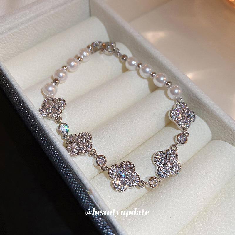 Zircon Pearl Four-Petal Flower Bracelet: Elegant, High-End, Niche Design, All-Match Jewelry. Pearl серебряный
Zircon Pearl Four-Petal Flower Bracelet: Elegant, High-End, Niche Design, All-Match Jewelry. Pearl серебряный