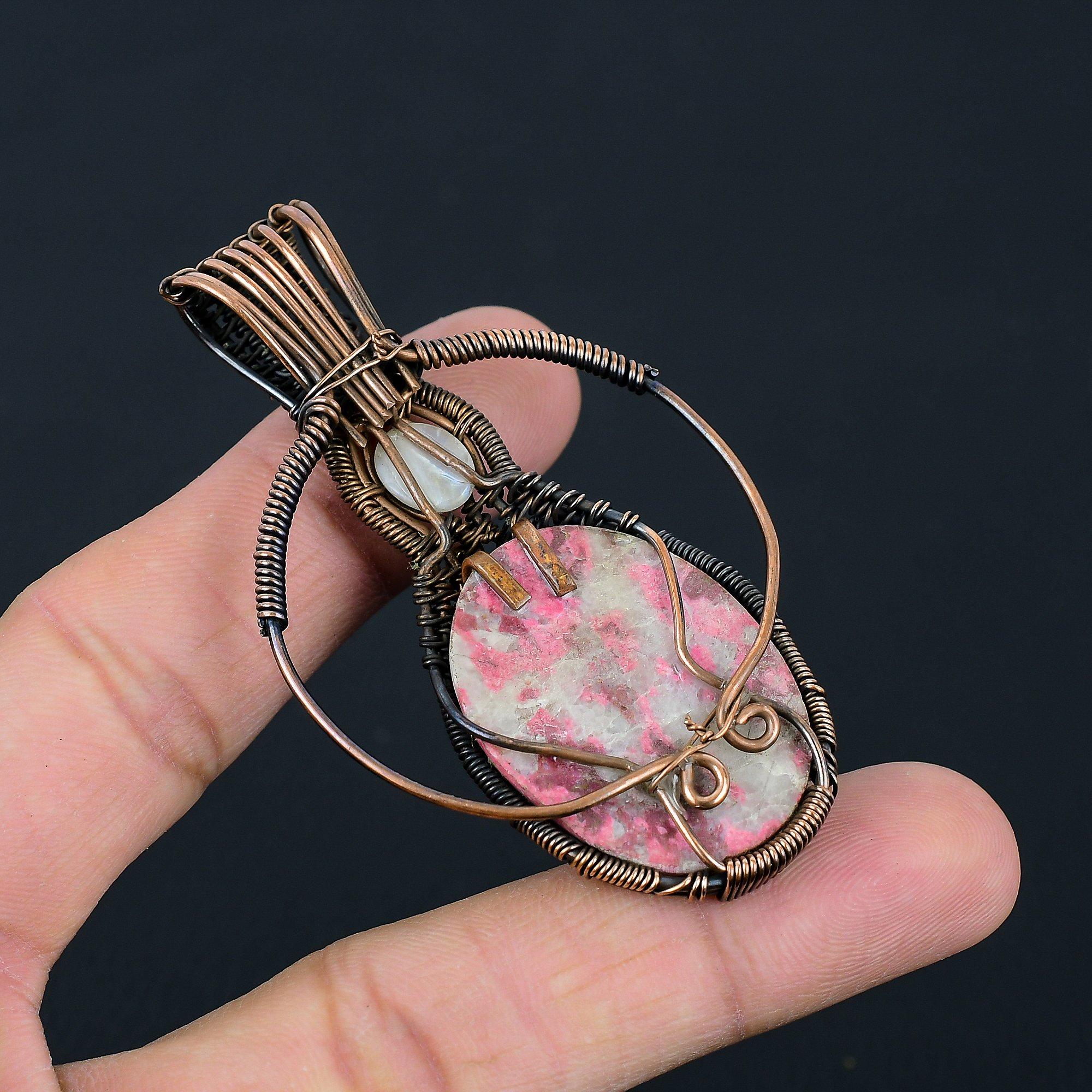 Розовый тулит и лунный камень драгоценный камень ручная работа медная проволока обертка ювелирные изделия кулон для женщин 2.87 Inches розовый
Розовый тулит и лунный камень драгоценный камень ручная работа медная проволока обертка ювелирные изделия кулон для женщин 2.87 Inches розовый