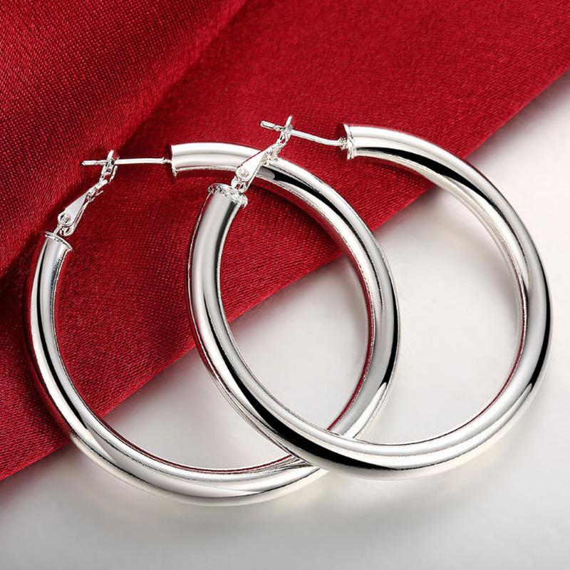 Серебряные украшения, европейский, американский, британский стиль, популярные классические серьги для внешней торговли, полые серьги в стиле ретро 5 мм.
Серебряные украшения, европейский, американский, британский стиль, популярные классические серьги для внешней торговли, полые серьги в стиле ретро 5 мм.