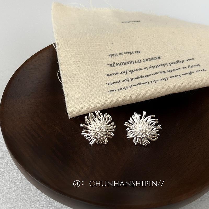 Medieval sunflower ear clips for women without ear piercings, simple personality, versatile style, earrings, mosquito coil disc earrings.
Medieval sunflower ear clips for women without ear piercings, simple personality, versatile style, earrings, mosquito coil disc earrings.
