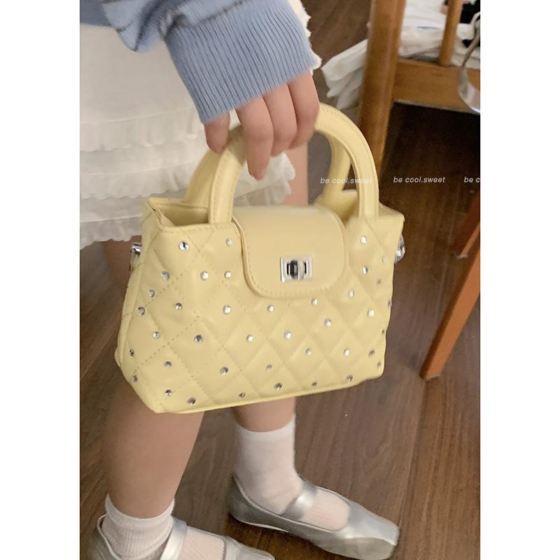 Fashion handbag small bag women s new simple diamond square bag summer versatile messenger bag
Fashion handbag small bag women s new simple diamond square bag summer versatile messenger bag
