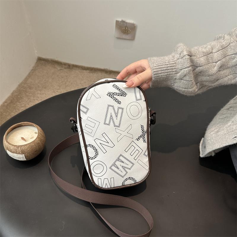 2025 New Trendy Fashion Trend Alphabet Women s Bag Fashion Versatile Shoulder Crossbody Bag Premium Mobile Phone Bag чорний
2025 New Trendy Fashion Trend Alphabet Women s Bag Fashion Versatile Shoulder Crossbody Bag Premium Mobile Phone Bag чорний
