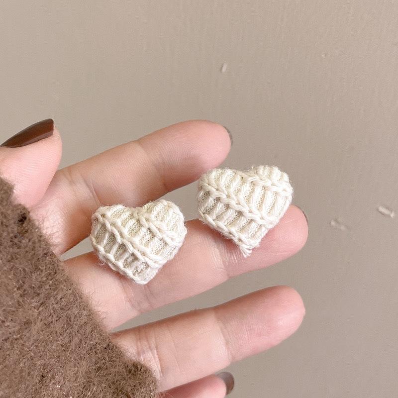 Gentle milk hand-woven wool love stud earrings autumn and winter trendy versatile s silver needle earrings women s ear jewelry молочный белый
Gentle milk hand-woven wool love stud earrings autumn and winter trendy versatile s silver needle earrings women s ear jewelry молочный белый