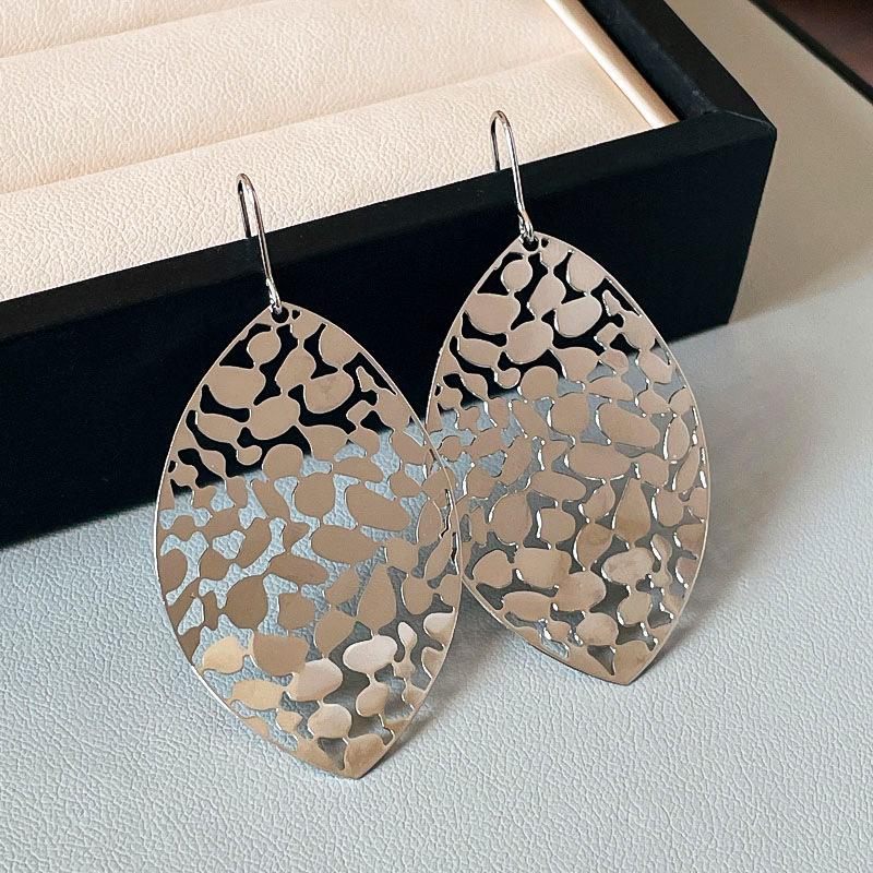 European and American hollow metal leaf ear hook niche cold wind temperament geometric earrings high-end fashion atmosphere earrings
European and American hollow metal leaf ear hook niche cold wind temperament geometric earrings high-end fashion atmosphere earrings
