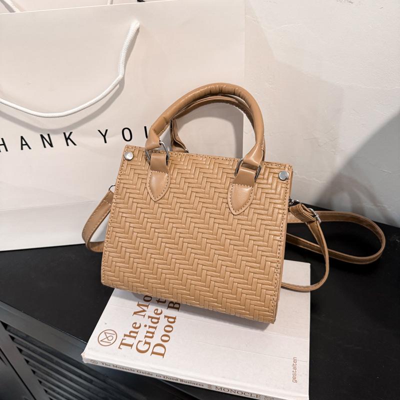 Ретро маленькая сумка женская осенне-зимняя универсальная новая модная на плечо, сумка-мессенджер, популярная портативная маленькая квадратная сумка хаки
Ретро маленькая сумка женская осенне-зимняя универсальная новая модная на плечо, сумка-мессенджер, популярная портативная маленькая квадратная сумка хаки