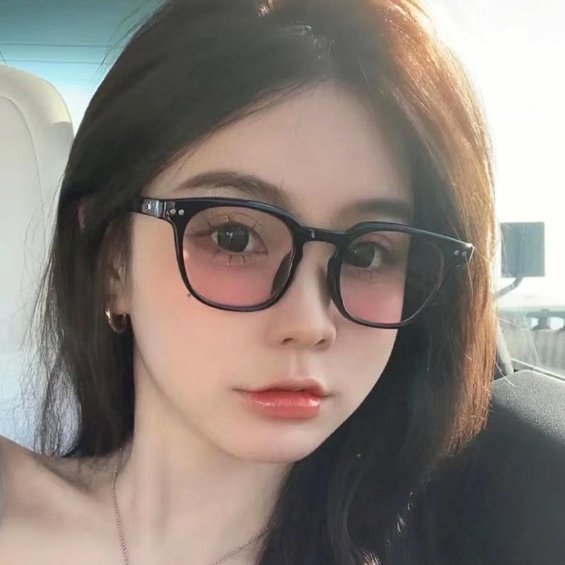 Женские солнцезащитные очки с черной оправой и градиентными розовыми линзами - стиль интернет-знаменитости
Женские солнцезащитные очки с черной оправой и градиентными розовыми линзами - стиль интернет-знаменитости