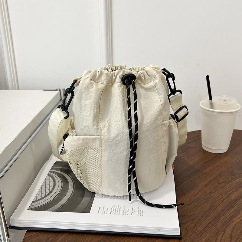 Women s Nylon Crossbody Bag Casual Bucket Bag Fashion Drawstring Popular Multifunctional Adjustable Strap Shoulder Tote Bags грязно-белый
Women s Nylon Crossbody Bag Casual Bucket Bag Fashion Drawstring Popular Multifunctional Adjustable Strap Shoulder Tote Bags грязно-белый