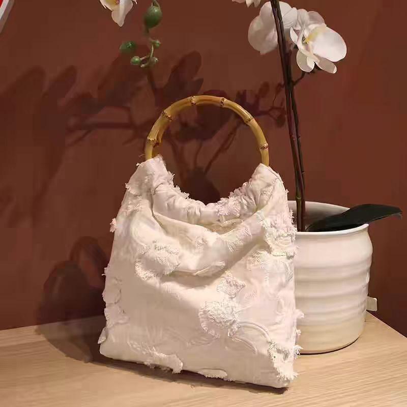 Xiaohongshu Floating Green Home Literature and Art Retro New Chinese Style, Artistic Sense Texture Embroidery Tassel Cotton White Flower Bamboo Bag
Xiaohongshu Floating Green Home Literature and Art Retro New Chinese Style, Artistic Sense Texture Embroidery Tassel Cotton White Flower Bamboo Bag