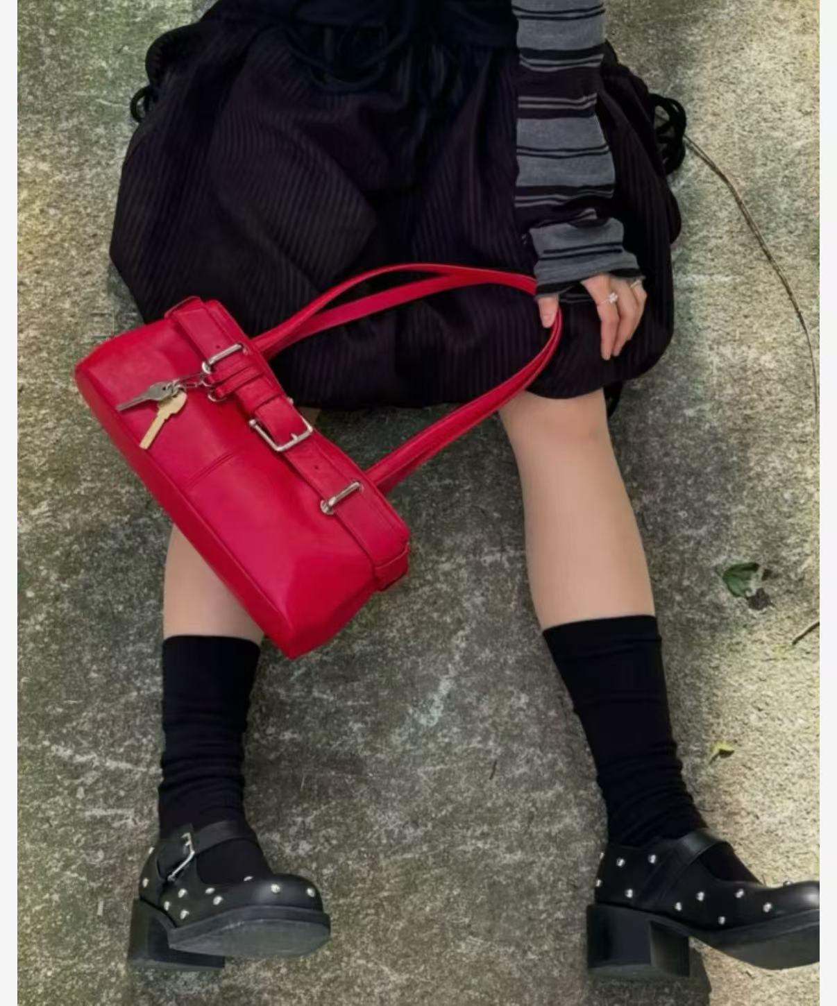 Корейская и японская трендовая сумка через плечо 2025: Нишевая дизайнерская сумка под мышкой с пряжкой красный
Корейская и японская трендовая сумка через плечо 2025: Нишевая дизайнерская сумка под мышкой с пряжкой красный