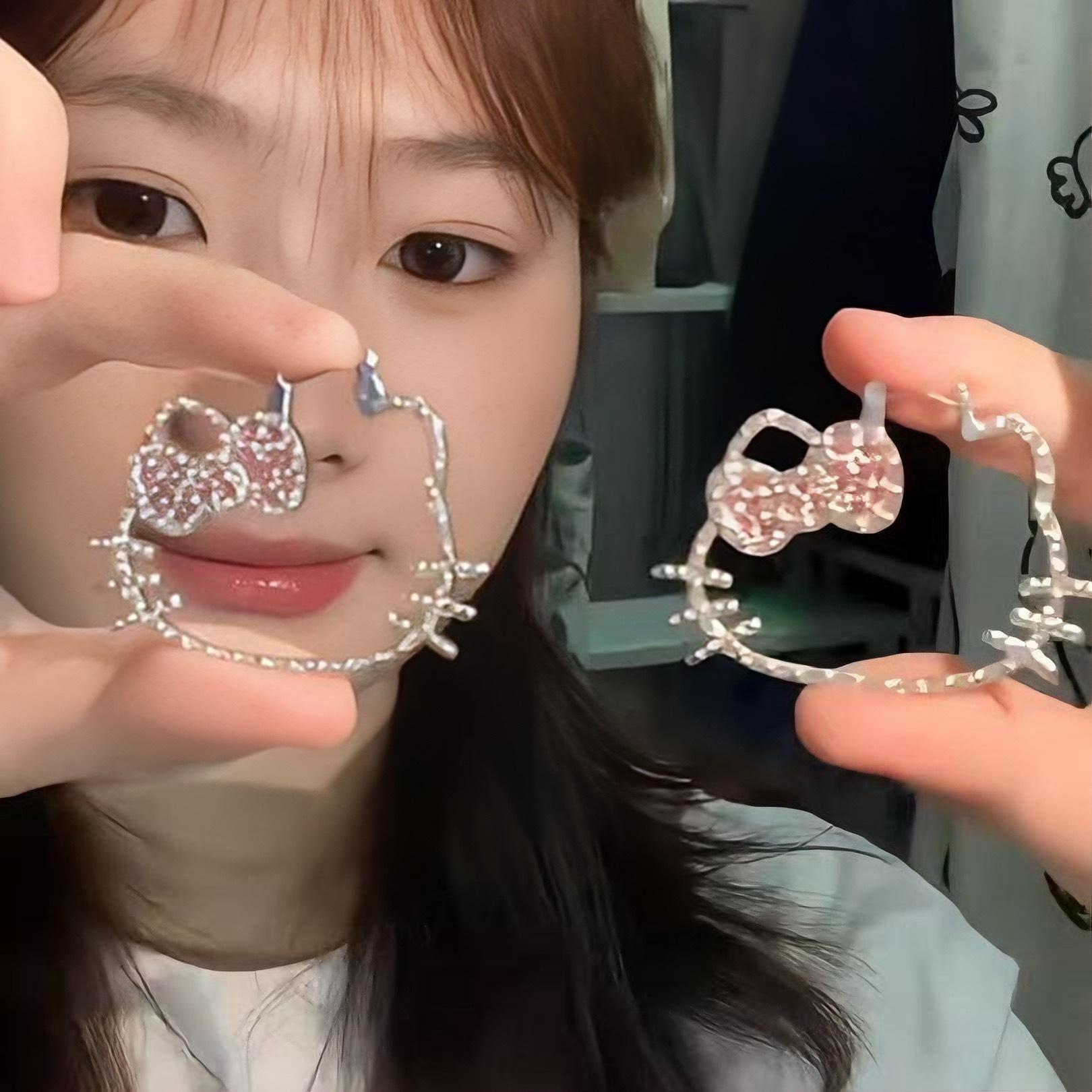 Sweet silver full diamond KT cat earrings new niche fashion retro women exaggerated high-end cute accessories
Sweet silver full diamond KT cat earrings new niche fashion retro women exaggerated high-end cute accessories