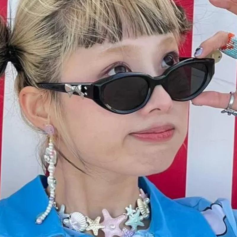 Retro Oval Bow Sunglasses Women Fashion Y2K Small Oval Frame Sun Glasses Brand Designer Glasses Outdoor Leisure UV400 Eyewear
Retro Oval Bow Sunglasses Women Fashion Y2K Small Oval Frame Sun Glasses Brand Designer Glasses Outdoor Leisure UV400 Eyewear
