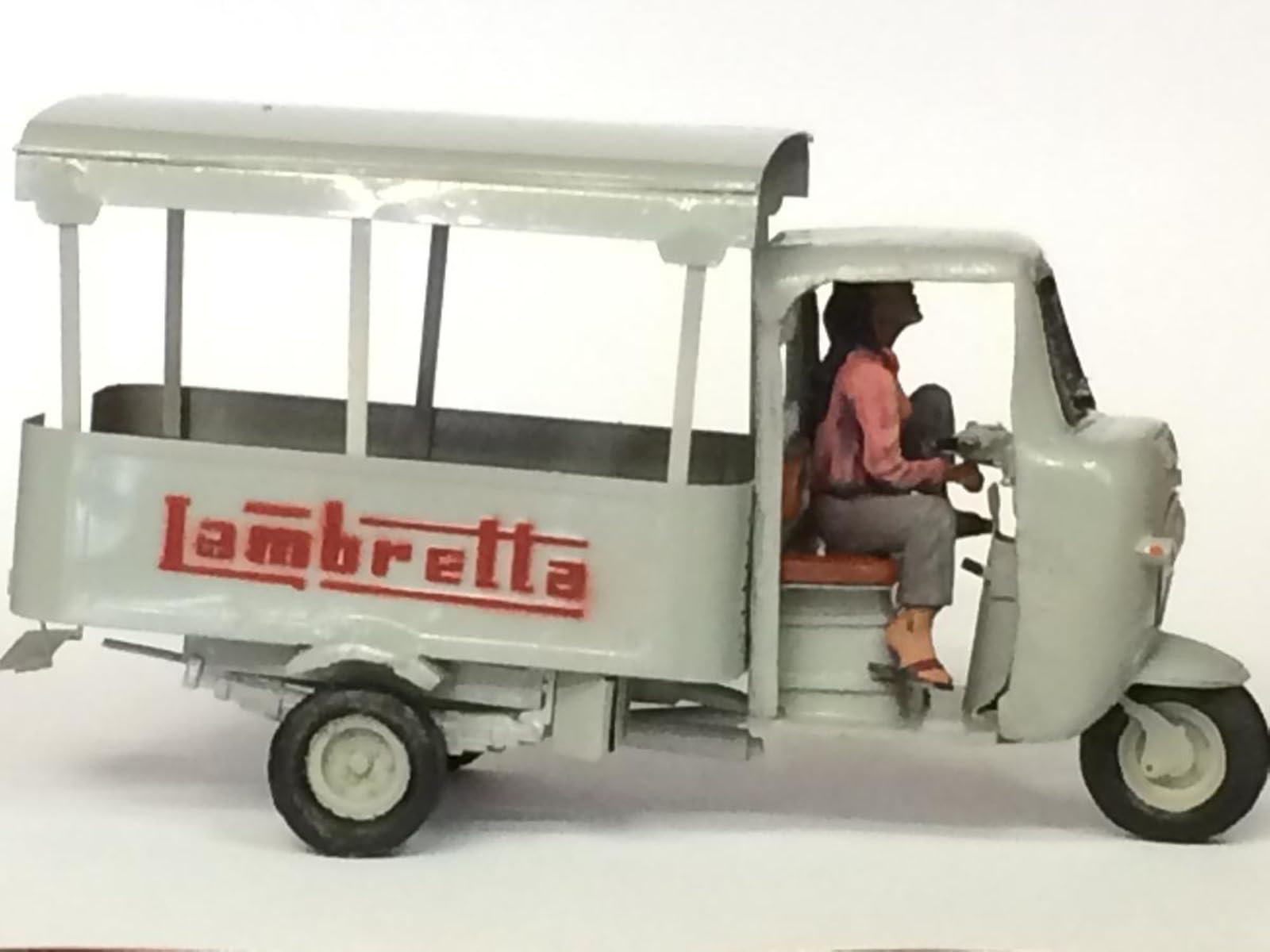Joefix Studios 1/35 В єтнамська Lambretta 450 Триколісний Автомобіль Нефарбований та Незібраний Повний Набір зі Смоли JF364.35
Joefix Studios 1/35 В єтнамська Lambretta 450 Триколісний Автомобіль Нефарбований та Незібраний Повний Набір зі Смоли JF364.35