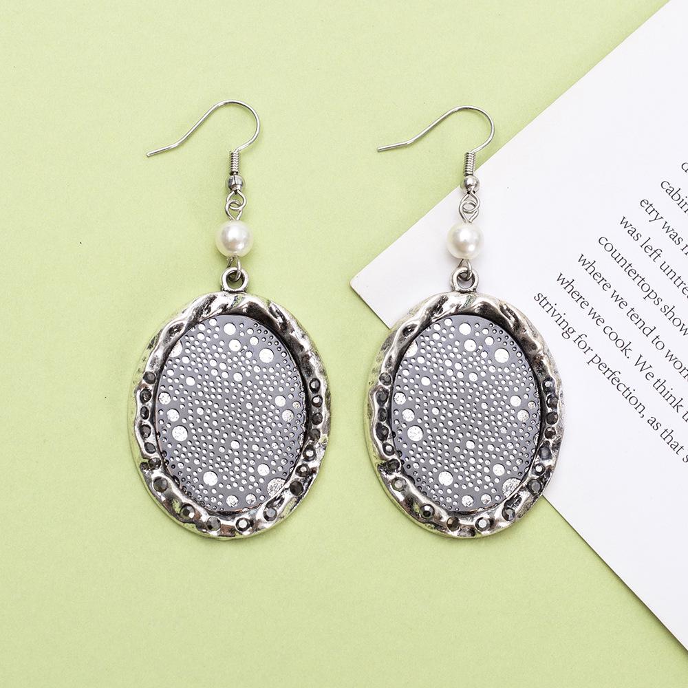 Двухцветные гальванизированные серьги из сплава овальной формы с неровной вогнуто-выпуклой поверхностью
Двухцветные гальванизированные серьги из сплава овальной формы с неровной вогнуто-выпуклой поверхностью