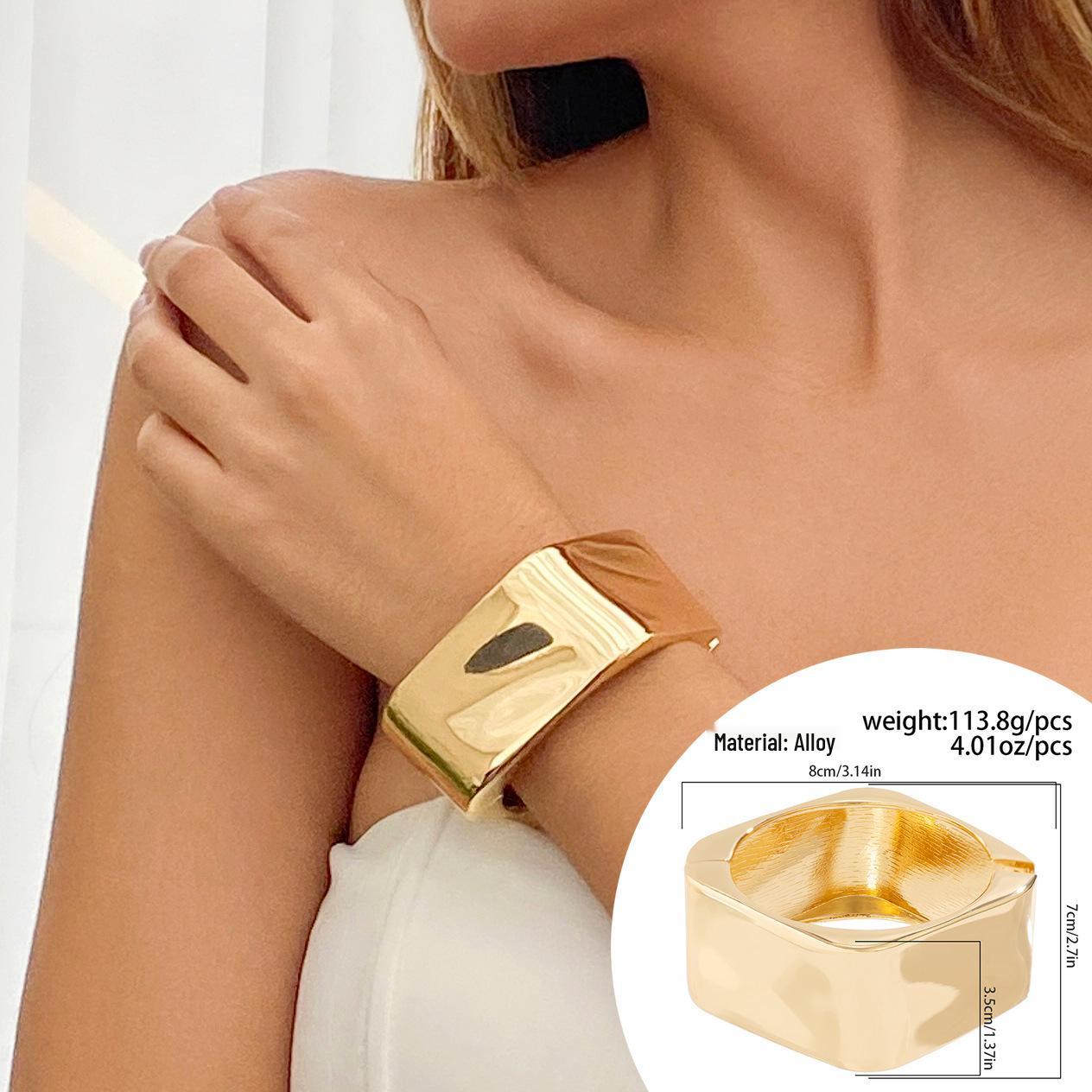 Європейсько-американський стильний нерегулярний глянцевий металевий широкий браслет-бенгл C-подібної форми
Європейсько-американський стильний нерегулярний глянцевий металевий широкий браслет-бенгл C-подібної форми