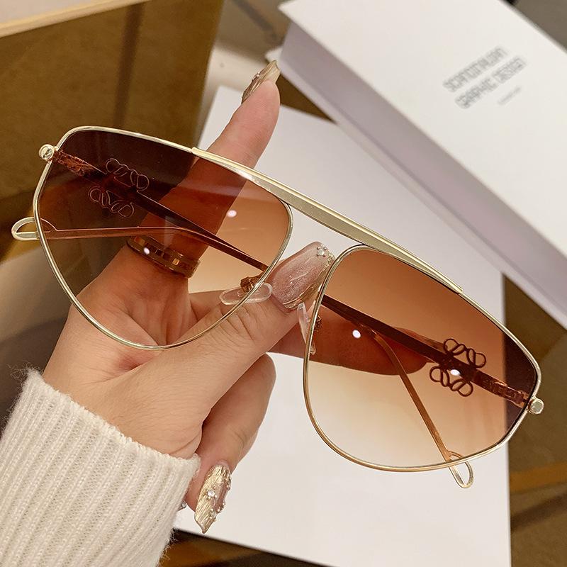 Унисекс Модные Персонализированные Металлические Солнцезащитные Очки с Большой Оправой UV400 Модные Солнцезащитные Очки Для Улицы и Фотографии Роскошные Солнцезащитные Очки
Унисекс Модные Персонализированные Металлические Солнцезащитные Очки с Большой Оправой UV400 Модные Солнцезащитные Очки Для Улицы и Фотографии Роскошные Солнцезащитные Очки