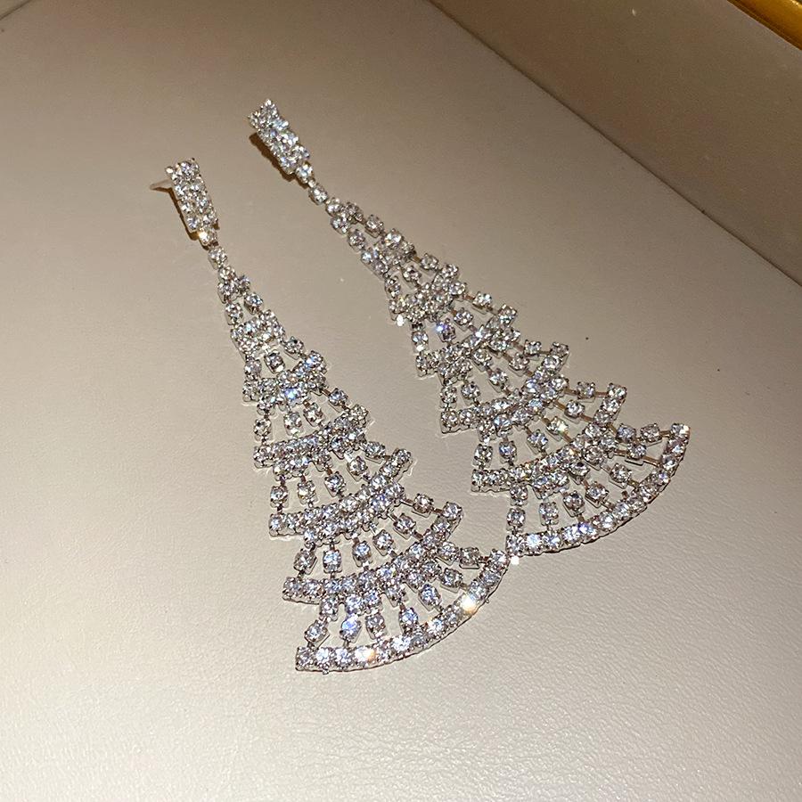Silver needle diamond fan-shaped fringed earrings European and American retro personality fashion temperament earrings light luxury high-end earrings
Silver needle diamond fan-shaped fringed earrings European and American retro personality fashion temperament earrings light luxury high-end earrings