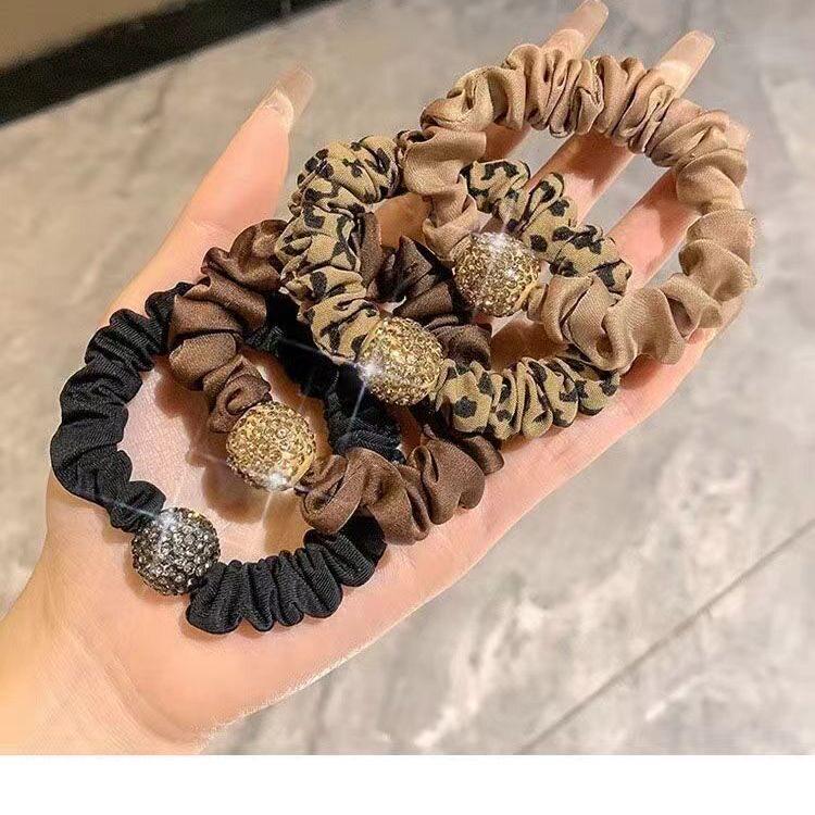 Luxury Crystal Sparkle Hair Tie: Strong, Durable, and Perfect for Autumn and Winter Ponytails.
Luxury Crystal Sparkle Hair Tie: Strong, Durable, and Perfect for Autumn and Winter Ponytails.