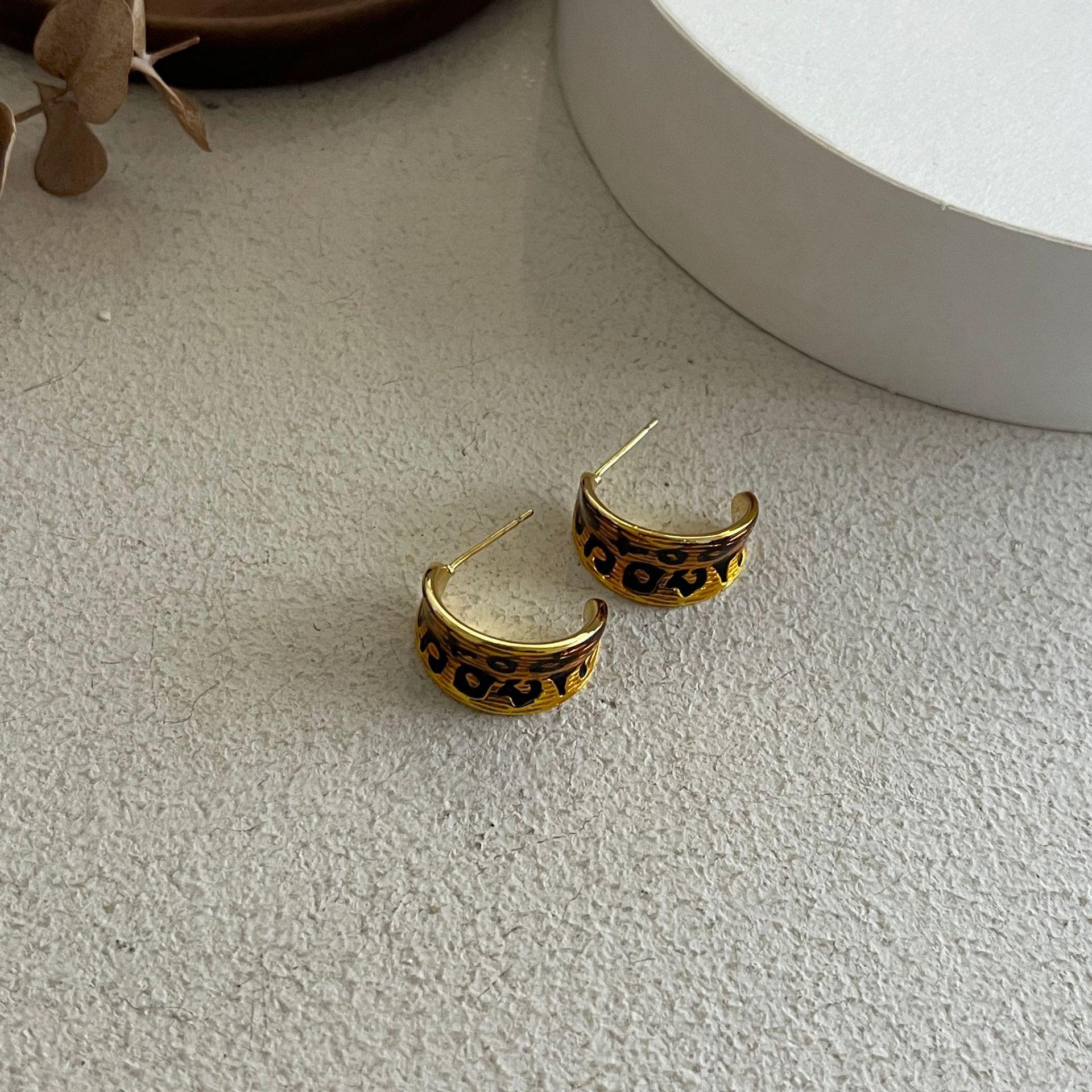 Drip Letter C-Type Earrings Metal High-End Design Temperament Retro Versatile Silver Needle Earrings
Drip Letter C-Type Earrings Metal High-End Design Temperament Retro Versatile Silver Needle Earrings