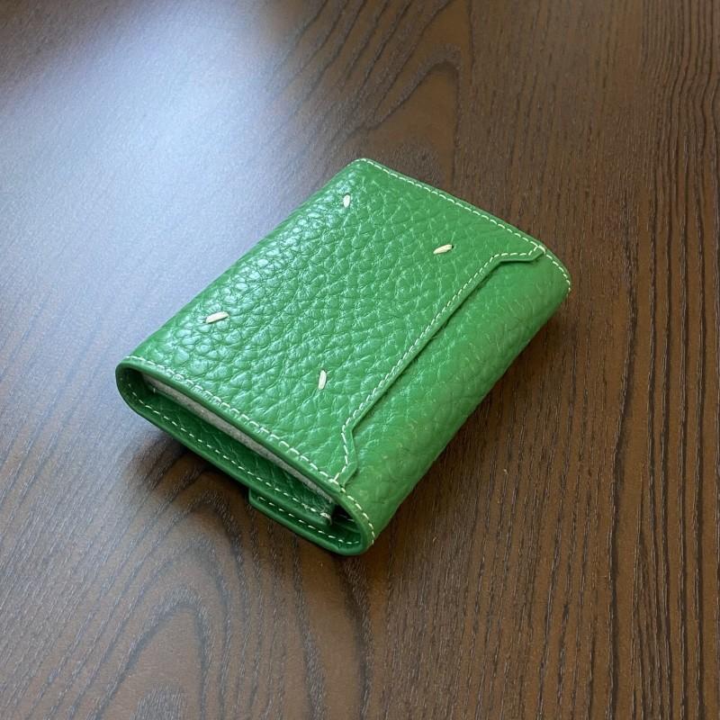 Женский кошелек-солдат из коровьей кожи, короткий, трехсложенный, складной кошелек для мелочи, многоцелевой кошелек Length 12, height 9.5 зелёный
Женский кошелек-солдат из коровьей кожи, короткий, трехсложенный, складной кошелек для мелочи, многоцелевой кошелек Length 12, height 9.5 зелёный
