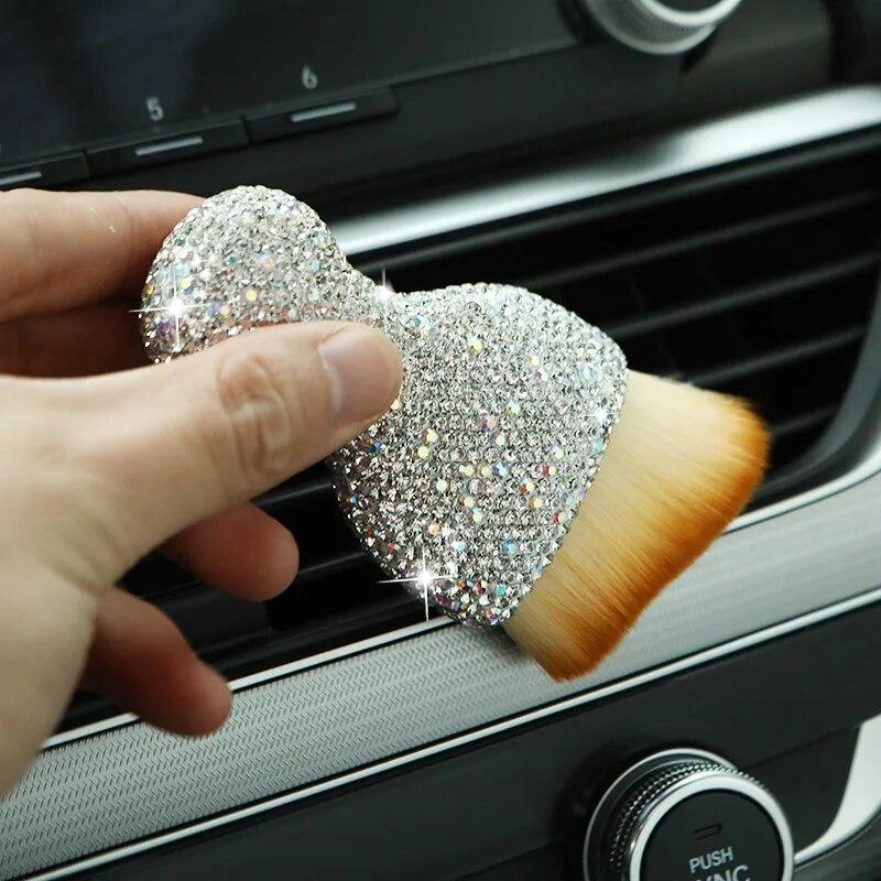 Мягкая щетка для чистки автомобиля Bling Diamond, приборная панель, воздуховыпускное отверстие, зазор для удаления пыли, инструменты для очистки, аксессуары для салона автомобиля
Мягкая щетка для чистки автомобиля Bling Diamond, приборная панель, воздуховыпускное отверстие, зазор для удаления пыли, инструменты для очистки, аксессуары для салона автомобиля