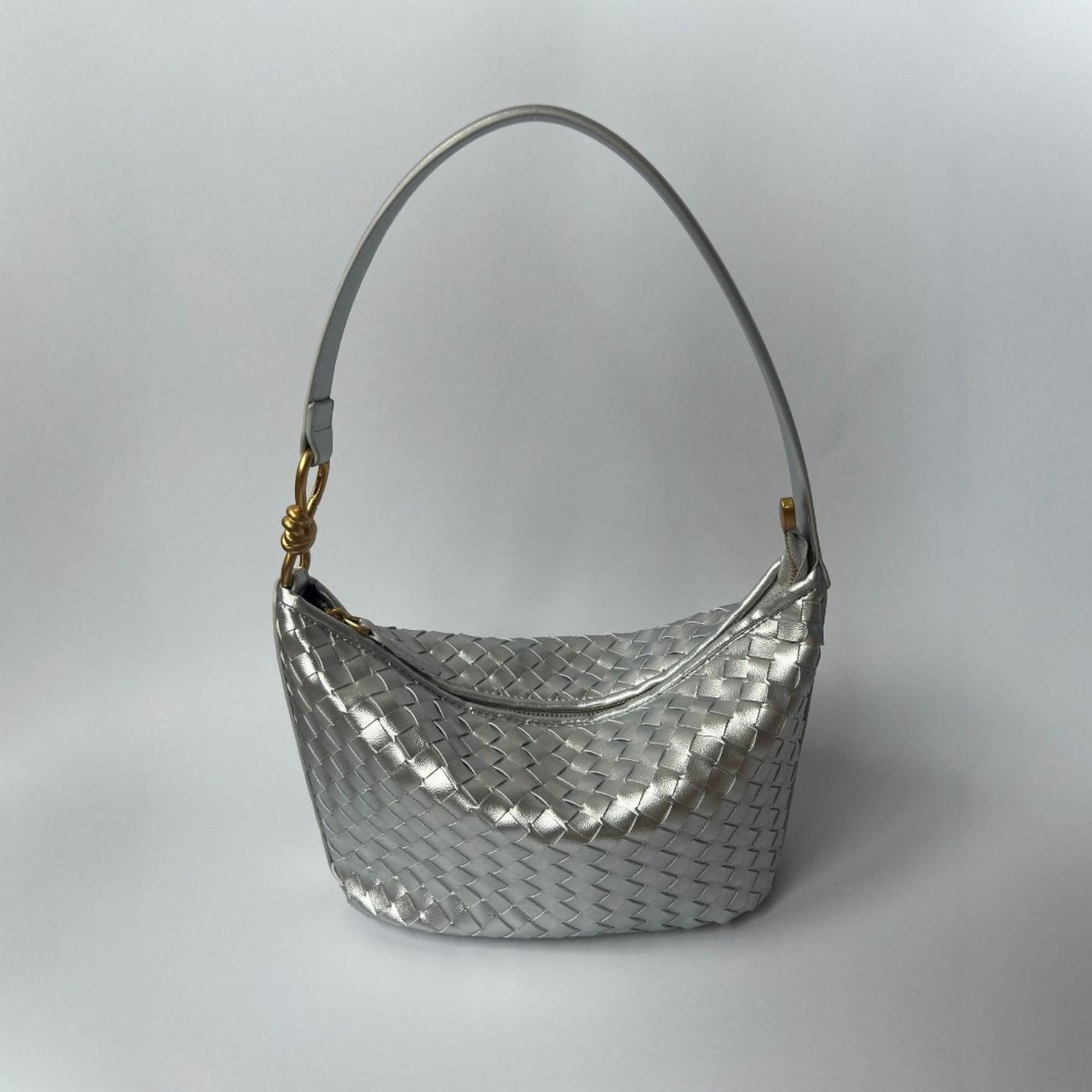 Premium Butterfly Buckle Handbag Handwoven Bag Fashion Shoulder Crossbody Bag Fashion Trend Lunch Box Bag Underarm Bag 23cm срібний
Premium Butterfly Buckle Handbag Handwoven Bag Fashion Shoulder Crossbody Bag Fashion Trend Lunch Box Bag Underarm Bag 23cm срібний