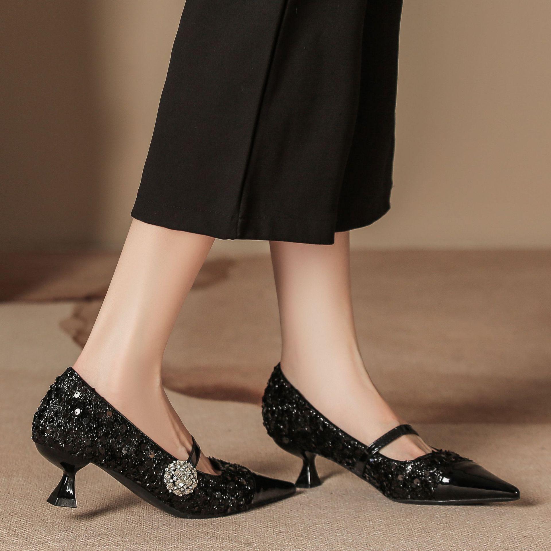 Black flash high heels women s high sense of absolute beautiful women s shoes thin heel pointed with skirt single shoes 39 срібний
Black flash high heels women s high sense of absolute beautiful women s shoes thin heel pointed with skirt single shoes 39 срібний