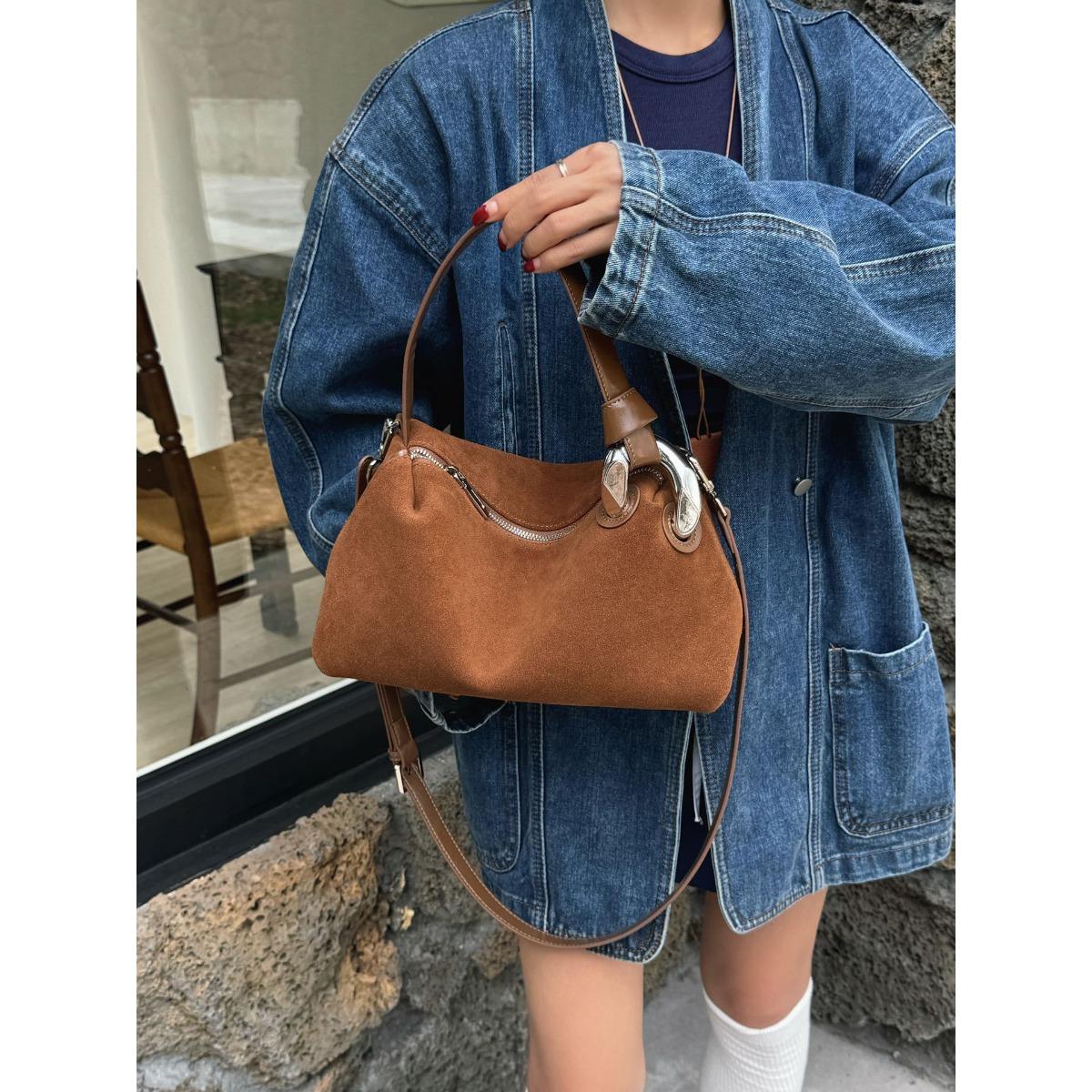 Women s bag leather premium feel matte suede handbag commuter shoulder messenger bag niche design sense 2024 new 29CM
Women s bag leather premium feel matte suede handbag commuter shoulder messenger bag niche design sense 2024 new 29CM