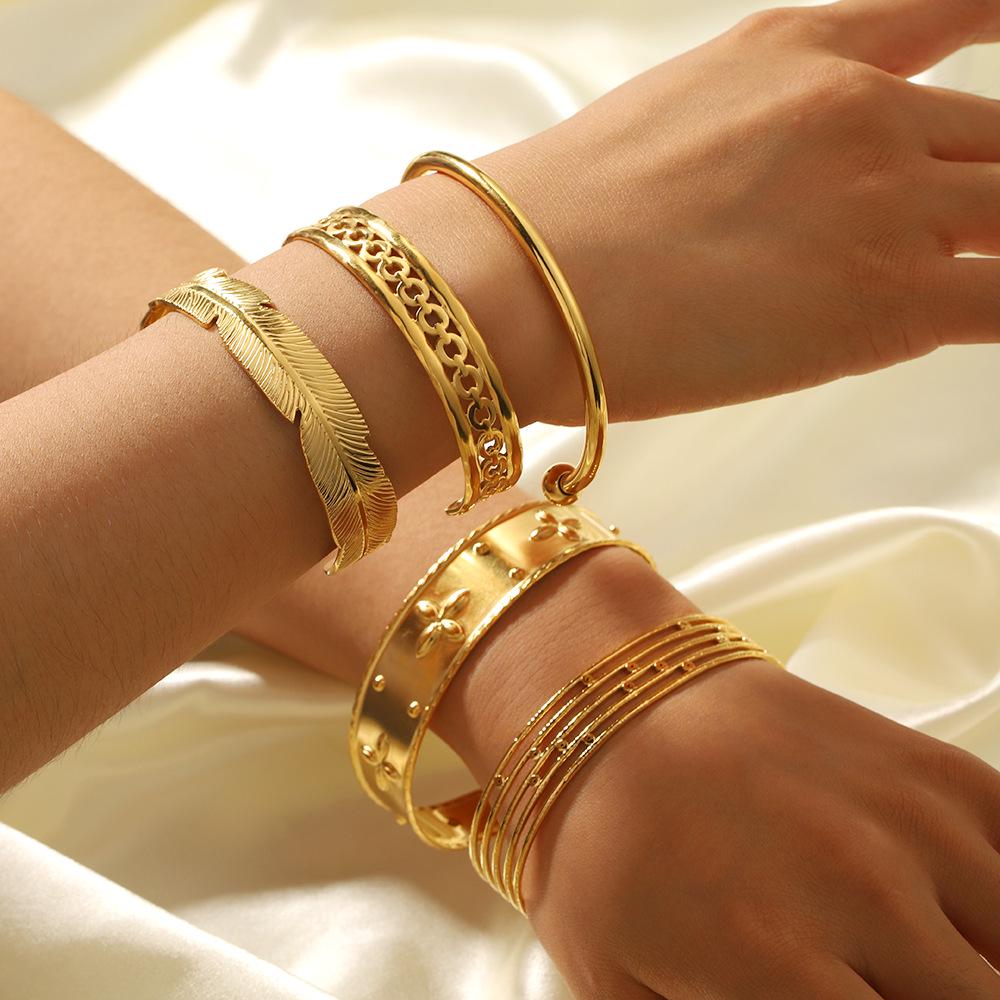 European & American Retro 18K Gold-Plated Stainless Steel Open Bangle - Non-Fading Fashion Jewelry for Women
European & American Retro 18K Gold-Plated Stainless Steel Open Bangle - Non-Fading Fashion Jewelry for Women