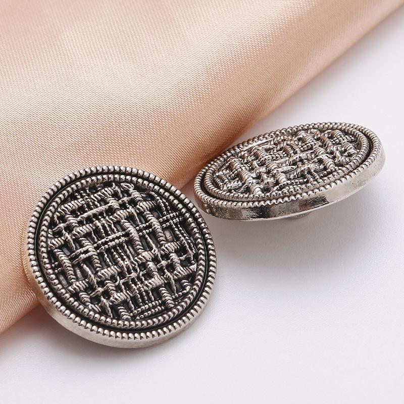 Вінтажний плащ на ґудзиках ручної роботи з вишуканими металевими деталями
Вінтажний плащ на ґудзиках ручної роботи з вишуканими металевими деталями