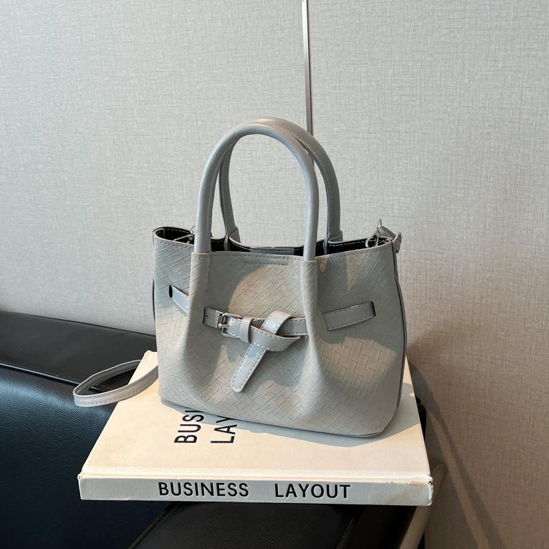 Premium bow bear pendant bag, summer new versatile high-value shoulder tote bag
Premium bow bear pendant bag, summer new versatile high-value shoulder tote bag