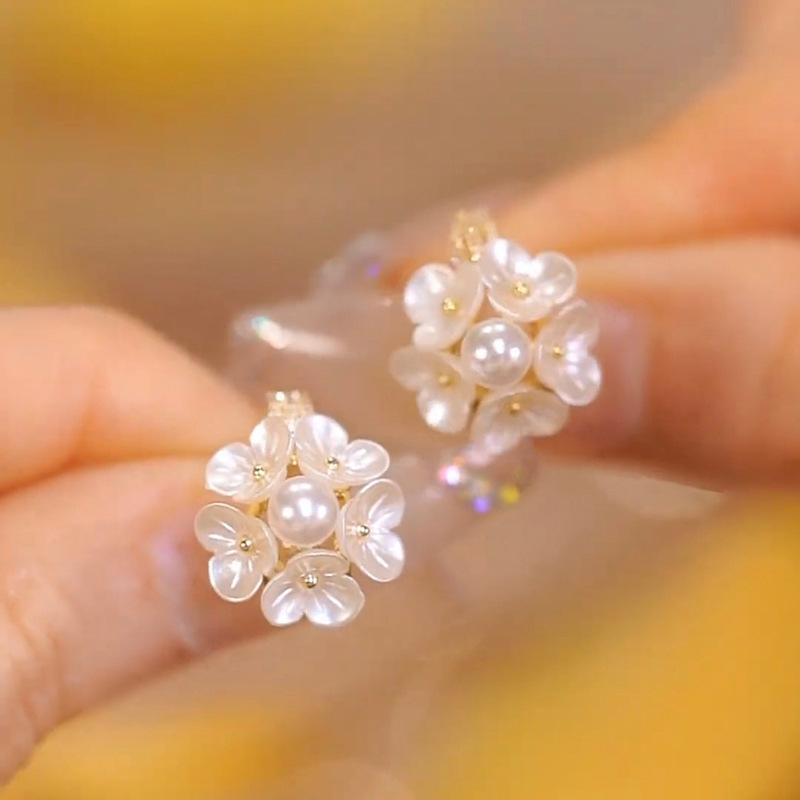 Серьги-пусеты с цирконием в виде цветка из жемчуга, маленькие, свежие и милые, нишевые, универсальные, высококлассные
Серьги-пусеты с цирконием в виде цветка из жемчуга, маленькие, свежие и милые, нишевые, универсальные, высококлассные