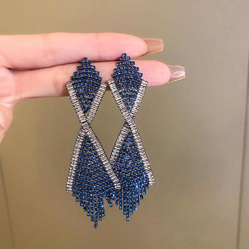 Silver Needle Diamond Cross Claw Chain Earrings European and American Fashion Light Luxury Earrings Exaggerated Creative Design Earrings
Silver Needle Diamond Cross Claw Chain Earrings European and American Fashion Light Luxury Earrings Exaggerated Creative Design Earrings