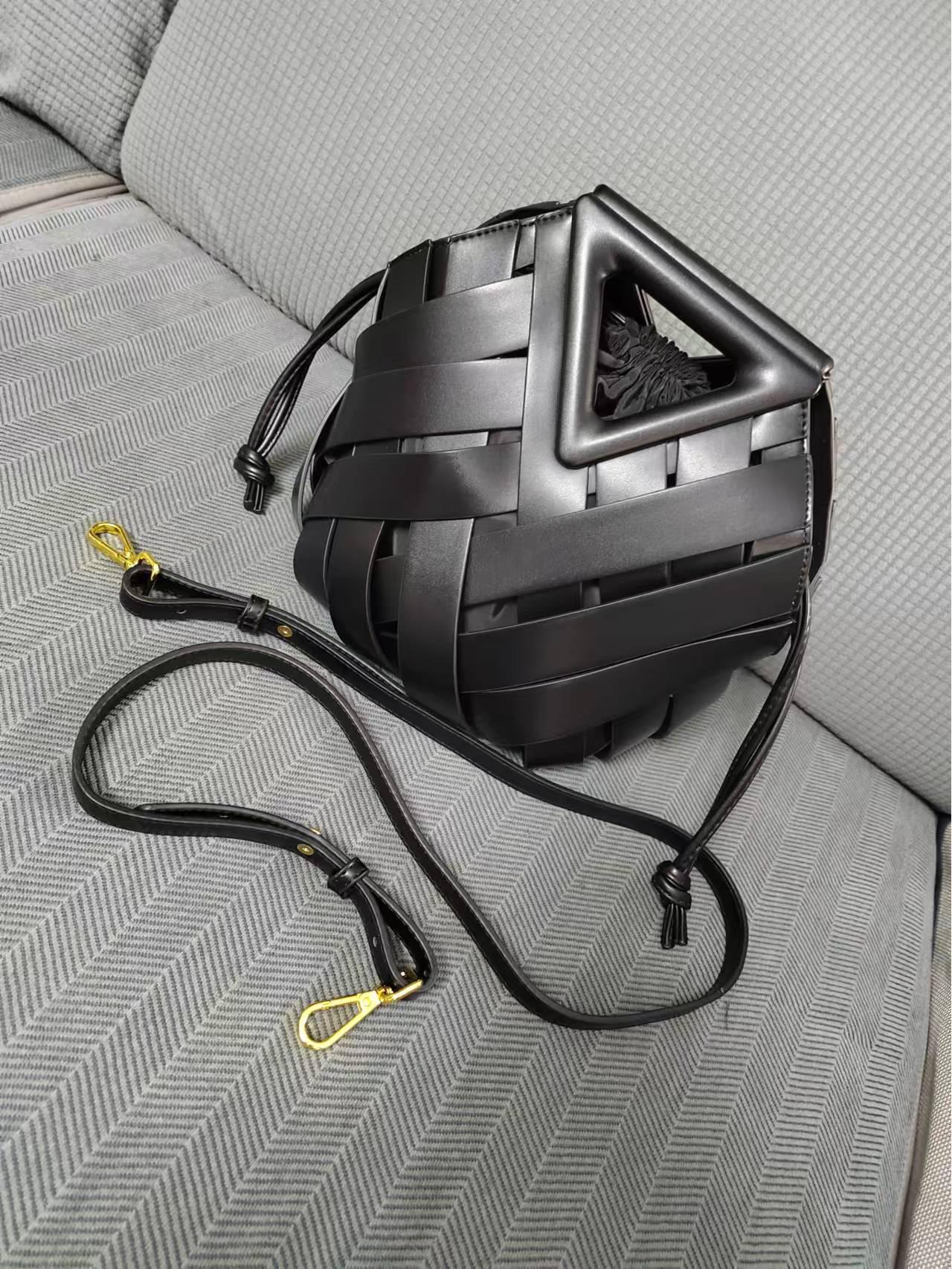 Сумка-корзина для овощей с перевернутым треугольником для женщин - нишевый дизайн, модель High-End Fashion 2025 25*21*25 cm
Сумка-корзина для овощей с перевернутым треугольником для женщин - нишевый дизайн, модель High-End Fashion 2025 25*21*25 cm