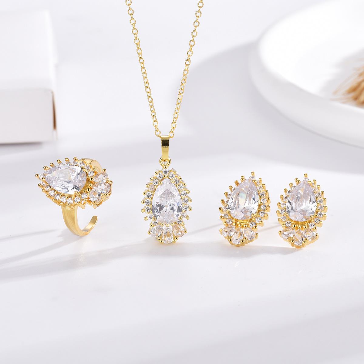 Minimalist Water Drop Zircon Jewelry Set: Pendant Clavicle Necklace, Stud Earrings, Adjustable Pear-Shaped Ring
Minimalist Water Drop Zircon Jewelry Set: Pendant Clavicle Necklace, Stud Earrings, Adjustable Pear-Shaped Ring