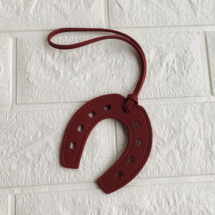 10 цветов PU кожаный брелок в виде копыта подковы держатель для сумки Шарм сумка кошелек аксессуары для женщин и девочек
10 цветов PU кожаный брелок в виде копыта подковы держатель для сумки Шарм сумка кошелек аксессуары для женщин и девочек