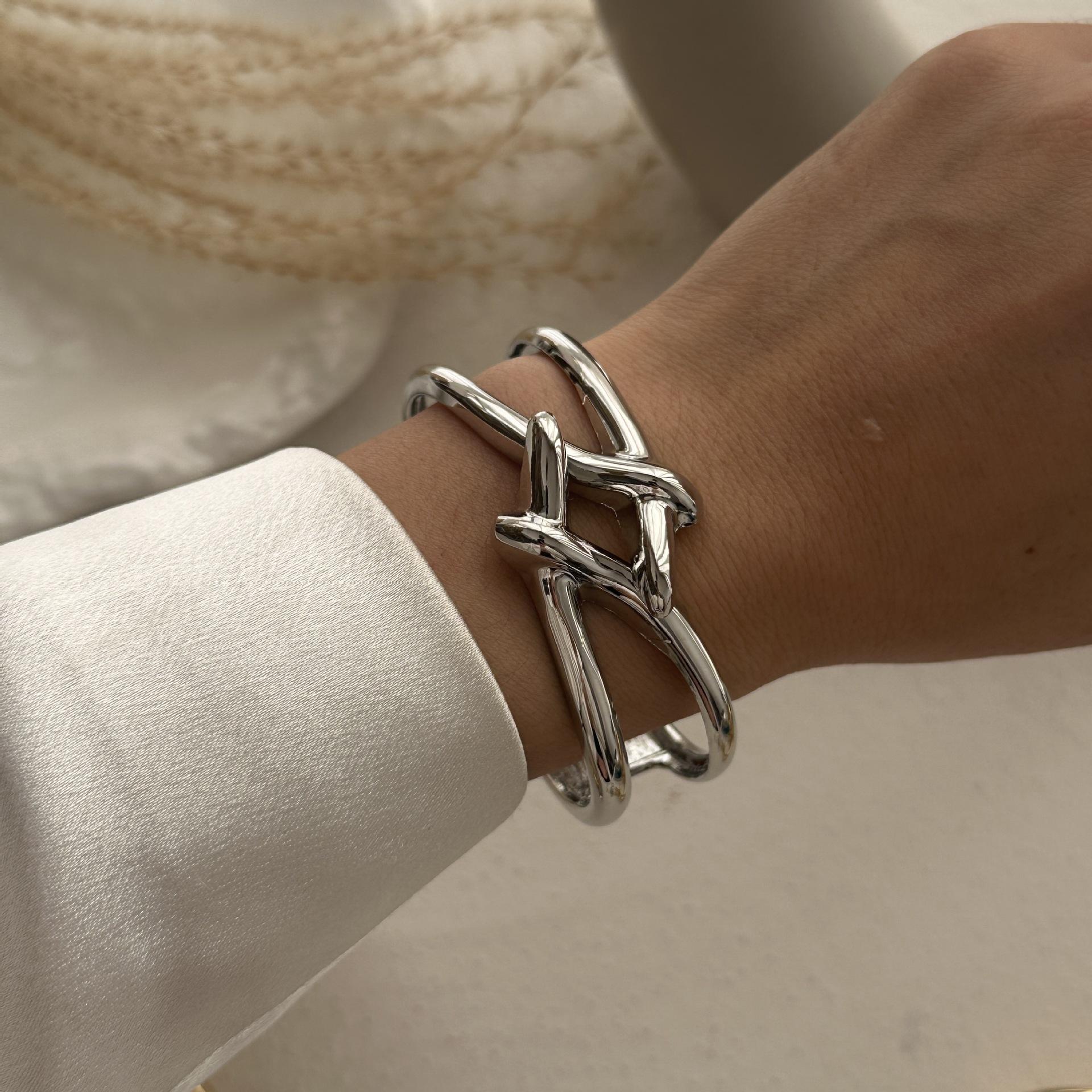 DIEZI Exaggerated Retro Middle East Metal Bangles Hip Hop Hollow Out Geometric Bangles Bracelet For Women Men Party Jewelry срібний
DIEZI Exaggerated Retro Middle East Metal Bangles Hip Hop Hollow Out Geometric Bangles Bracelet For Women Men Party Jewelry срібний
