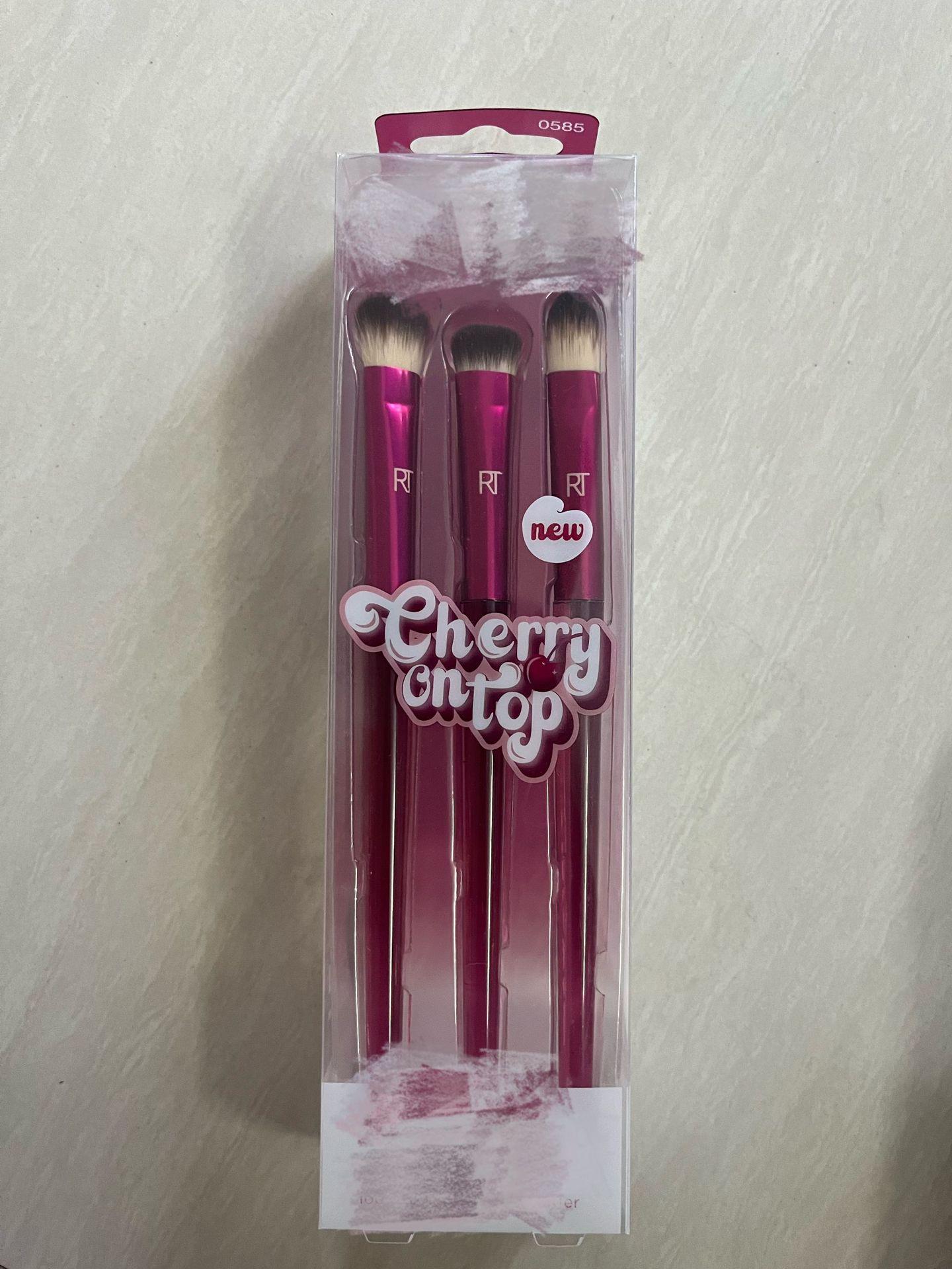 Американский портативный набор кистей для макияжа RT 1407: Кисти для румян, тональной основы и хайлайтера
Американский портативный набор кистей для макияжа RT 1407: Кисти для румян, тональной основы и хайлайтера