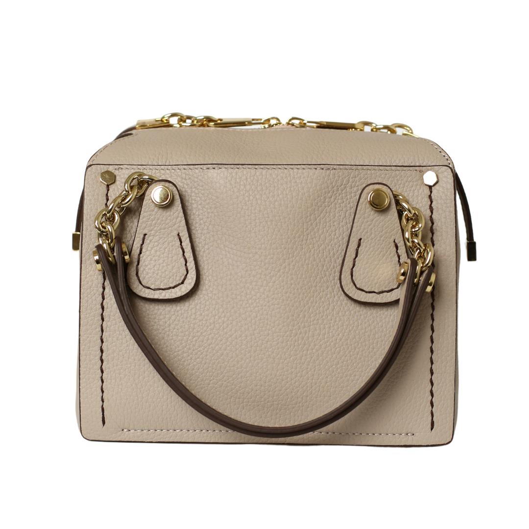 Женский повседневный образ со стильным рюкзаком
Женский повседневный образ со стильным рюкзаком