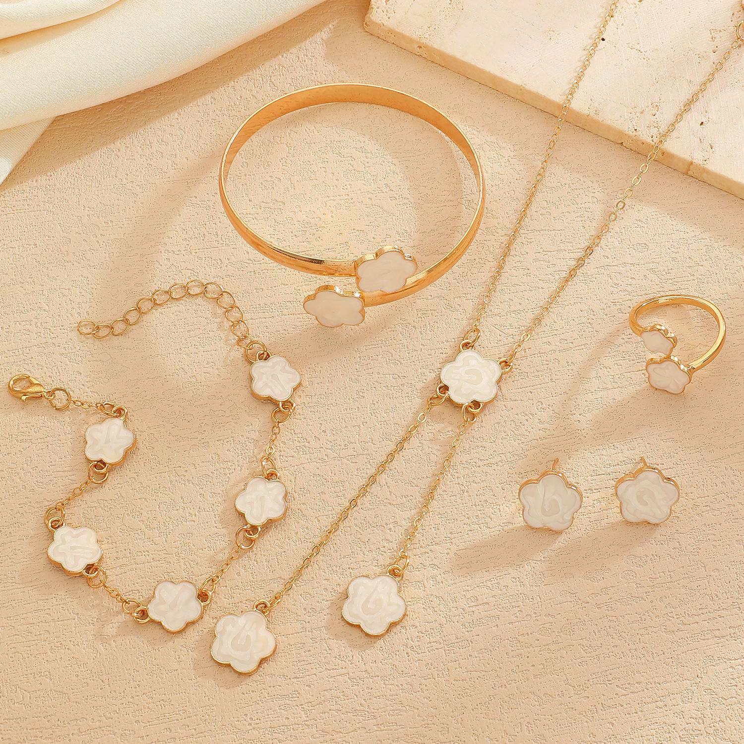 Exquisite Five Leaf Flower Necklace Earrings Bracelet Ring Set for Women Simple Elegant Plum Blossom Zircon Party Luxury Gifts
Exquisite Five Leaf Flower Necklace Earrings Bracelet Ring Set for Women Simple Elegant Plum Blossom Zircon Party Luxury Gifts