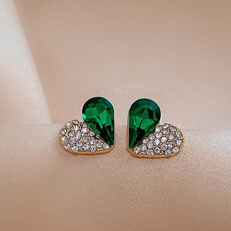 Сережки-пусети у формі серця Срібна голка з інкрустованими штучними кристалами-діамантами, простий європейський та американський дизайн для жінок.
Сережки-пусети у формі серця Срібна голка з інкрустованими штучними кристалами-діамантами, простий європейський та американський дизайн для жінок.