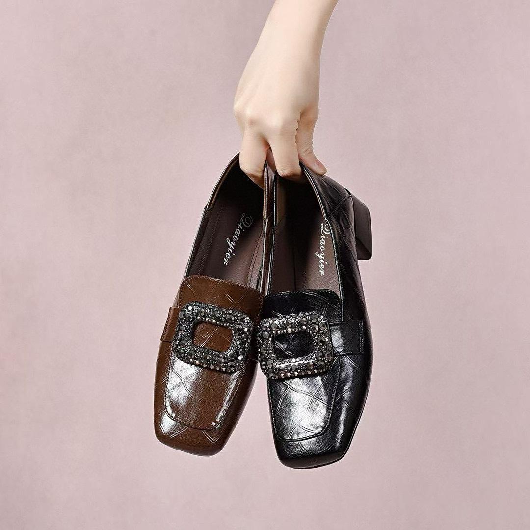Square head small leather shoes women s 2025 spring new British style square buckle rhinestone one pedal loafers low heel small single shoes 34 чёрный
Square head small leather shoes women s 2025 spring new British style square buckle rhinestone one pedal loafers low heel small single shoes 34 чёрный