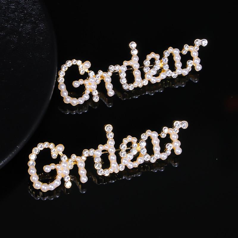 Letter pearl brooch fashion high-end corsage exquisite simple pearl anti-light pin decoration
Letter pearl brooch fashion high-end corsage exquisite simple pearl anti-light pin decoration