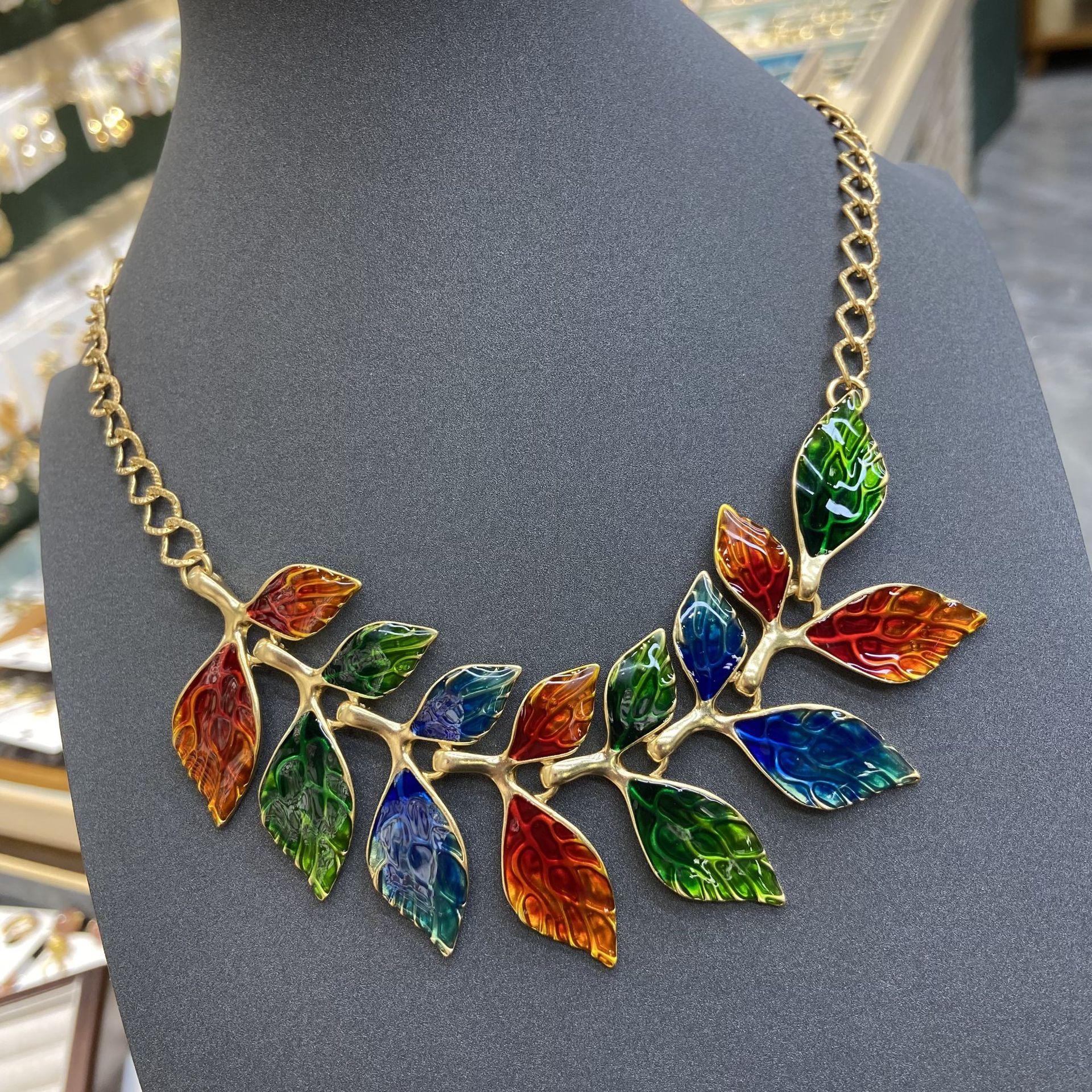 Medieval Vintage Jewelry Red-Green Enamel Glaze Leaf Necklace Niche Temperament Versatile Collarbone Chain
Medieval Vintage Jewelry Red-Green Enamel Glaze Leaf Necklace Niche Temperament Versatile Collarbone Chain