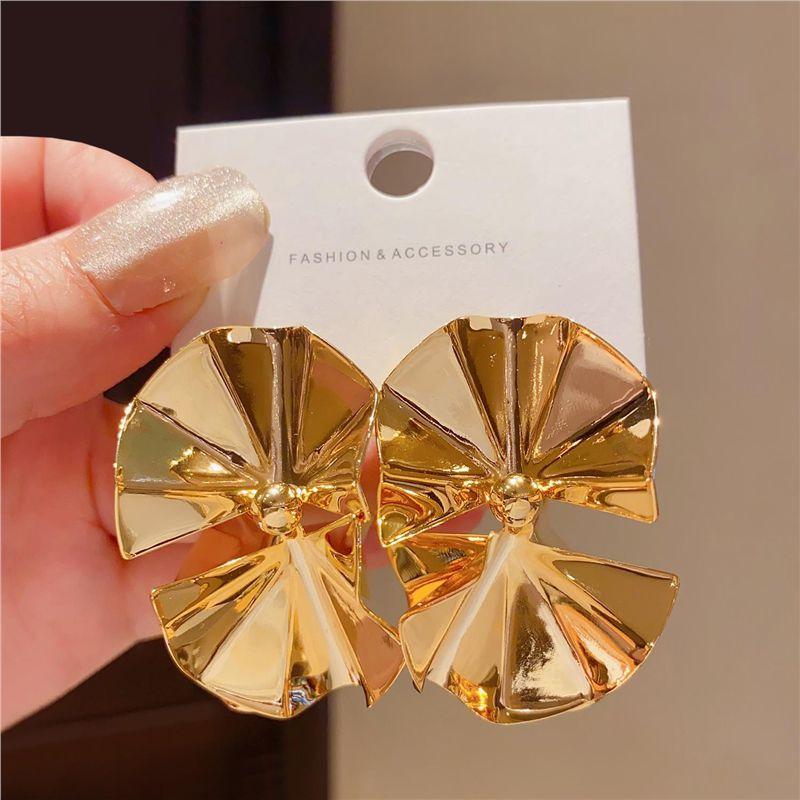 S925 Sterling Silver European and American Style Geometric Irregular Earrings for Women, Light Luxury Niche High-End Temperament Stud Earrings A Pair of Golden Irregular Earrings
S925 Sterling Silver European and American Style Geometric Irregular Earrings for Women, Light Luxury Niche High-End Temperament Stud Earrings A Pair of Golden Irregular Earrings
