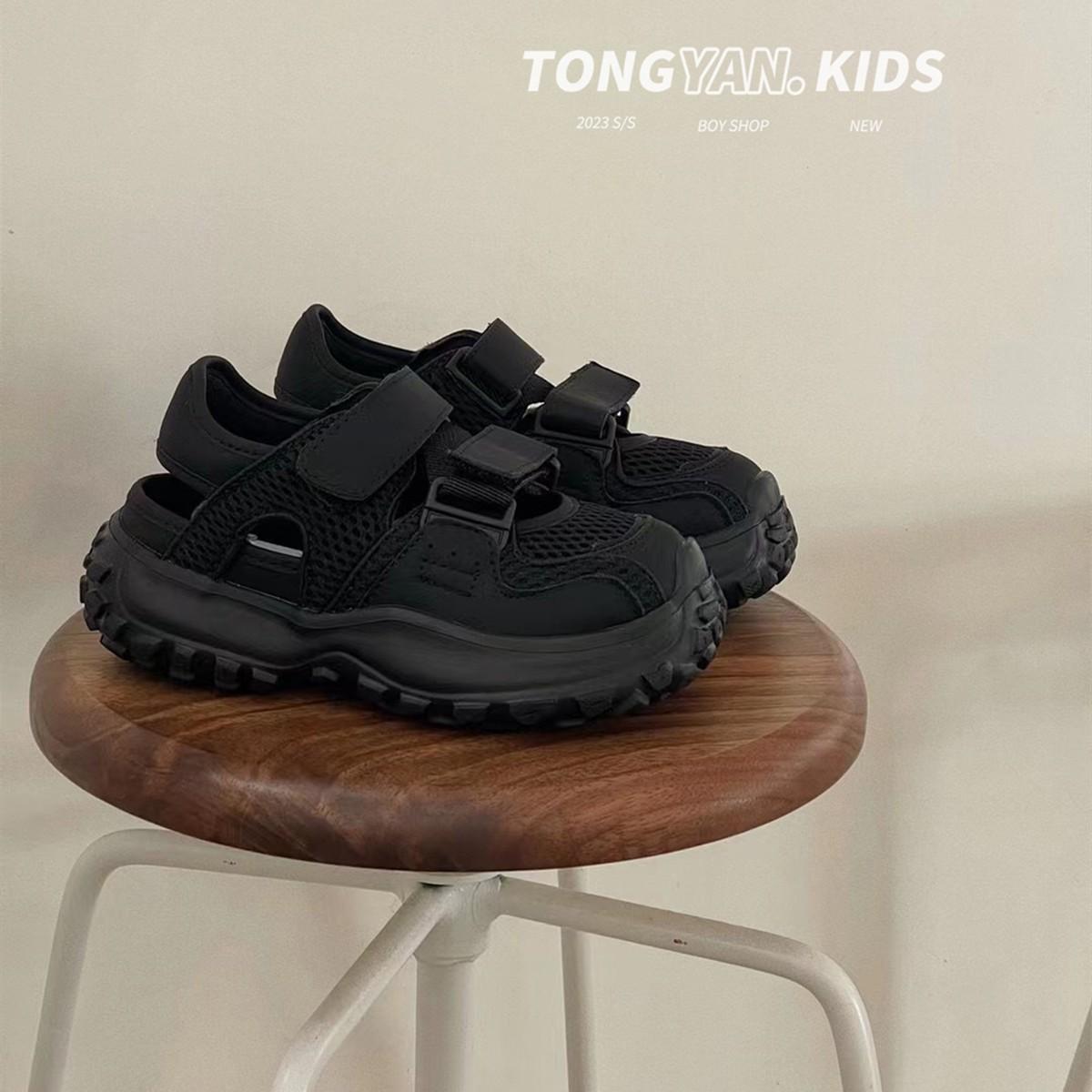 Children s sports sandals, new summer models, breathable mesh shoes for boys, lightweight thick-soled outdoor shoes for girls, dad shoes 31 чорний
Children s sports sandals, new summer models, breathable mesh shoes for boys, lightweight thick-soled outdoor shoes for girls, dad shoes 31 чорний