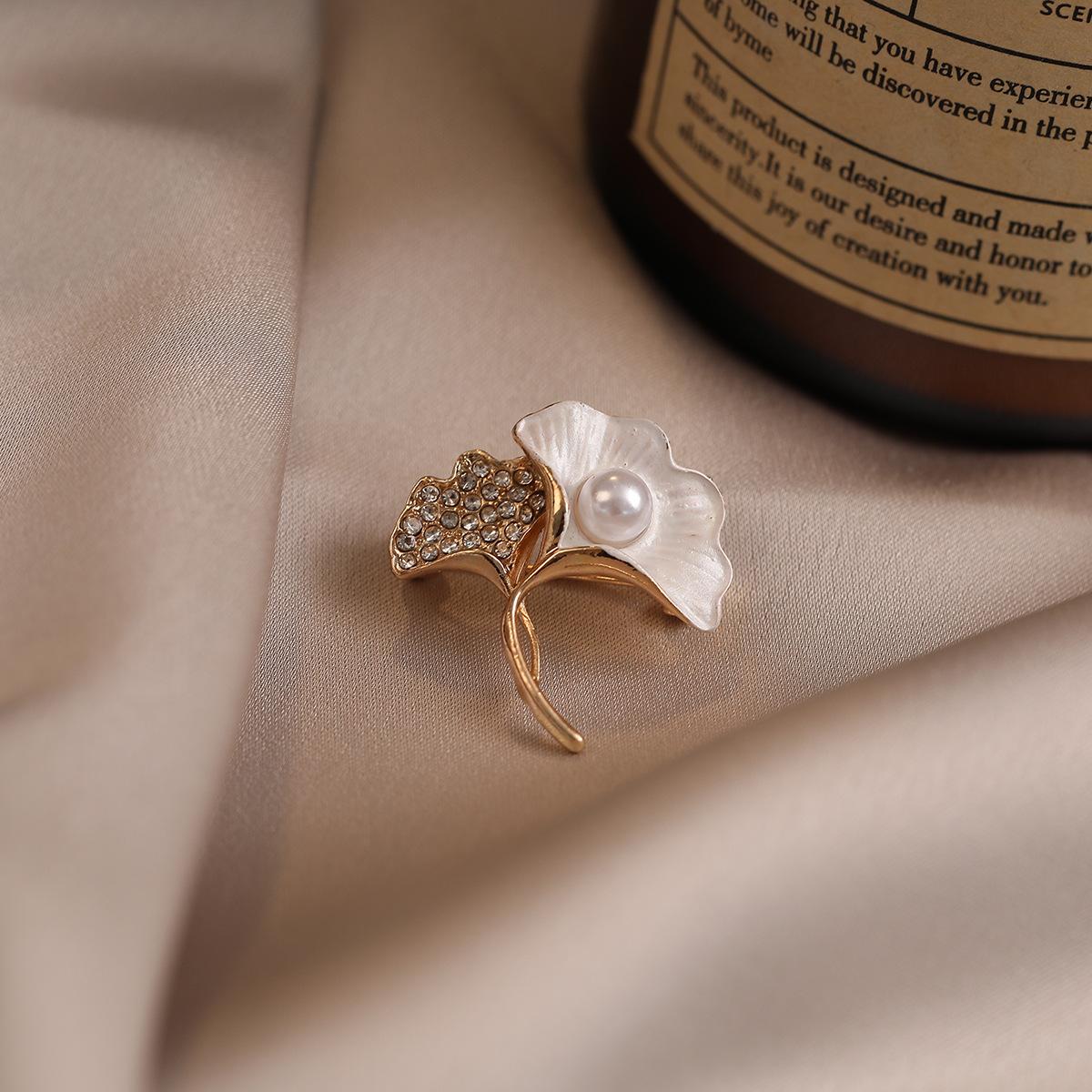 New ginkgo biloba anti-light brooch, high-end light luxury, high-end women s corsage pearl temperament coat suit pin
New ginkgo biloba anti-light brooch, high-end light luxury, high-end women s corsage pearl temperament coat suit pin