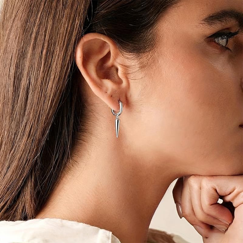 European and American fashionable women s simple, personalized, creative rivet earrings with versatile conical high-end feel срібний
European and American fashionable women s simple, personalized, creative rivet earrings with versatile conical high-end feel срібний