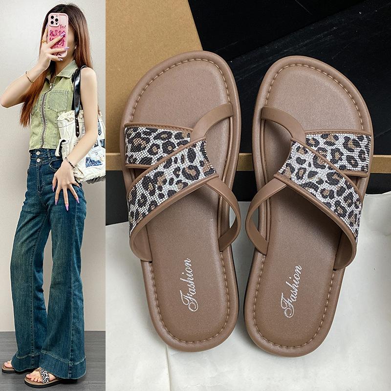 Fashion slippers women s summer wear leopard print versatile flat bottom non-slip schoolgirl fashion soft bottom beach cool slippers 36/37
Fashion slippers women s summer wear leopard print versatile flat bottom non-slip schoolgirl fashion soft bottom beach cool slippers 36/37