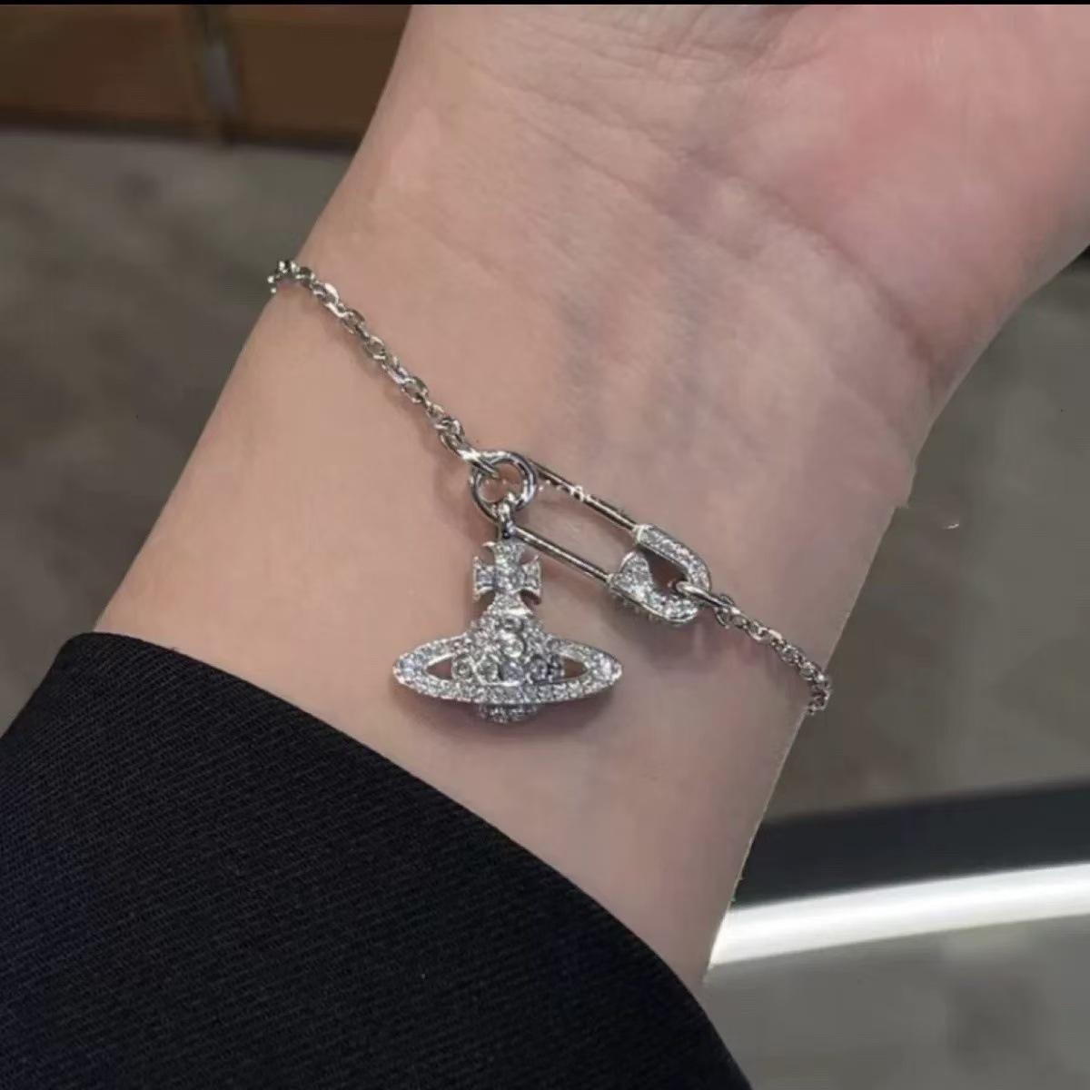 Брошка-браслет Імператриці-вдови Сатурн: Класична прямокутна шпилька-брошка для універсального багатошарового носіння
Брошка-браслет Імператриці-вдови Сатурн: Класична прямокутна шпилька-брошка для універсального багатошарового носіння